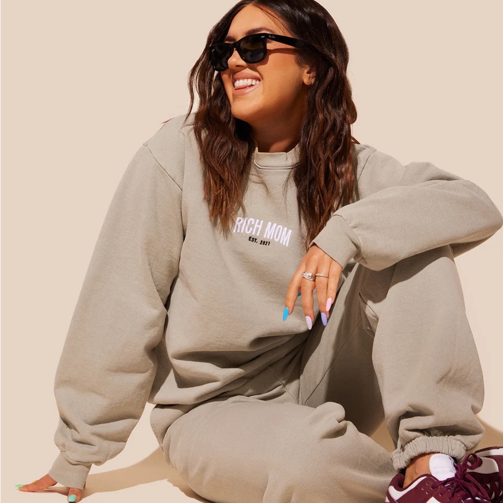 Tinx Rich Mom Est 2021 XXL sweatshirt - Picture 4 of 4